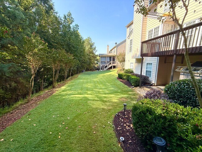 Building Photo - LOCATION!  Close to the outlet Malls and D...