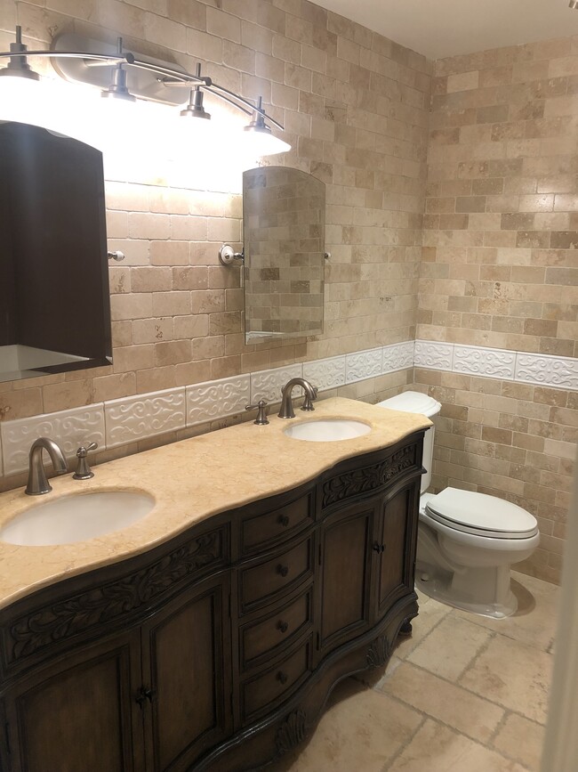 Master Bathroom - 14572 Dickens St