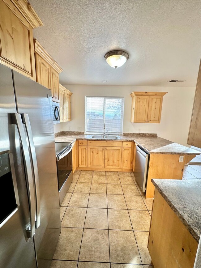 Building Photo - 3 Bedroom End Unit Townhome!