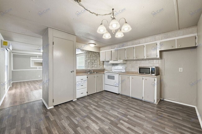 Building Photo - 1307 Oakridge Rd