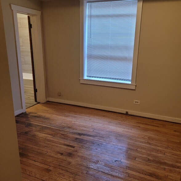 Building Photo - 6723 S Clyde Ave