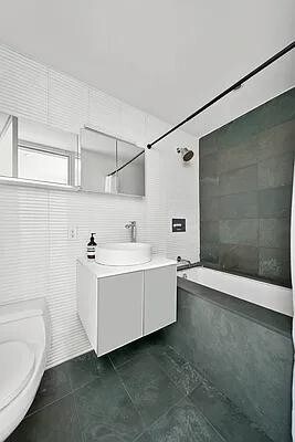 Building Photo - 425 E 13th St