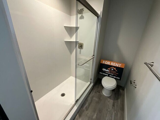 Building Photo - 3 bedroom 2 1/2 bath townhome