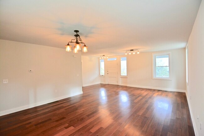 Building Photo - 147 Lachenour Ave