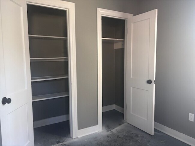 Building Photo - 2121 Oakhurst Dr