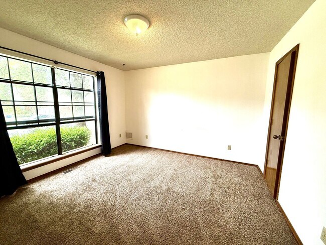 Building Photo - 4BD 2.5 Bath Pet Friendly