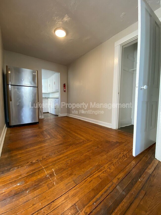 Building Photo - 417 Oak St
