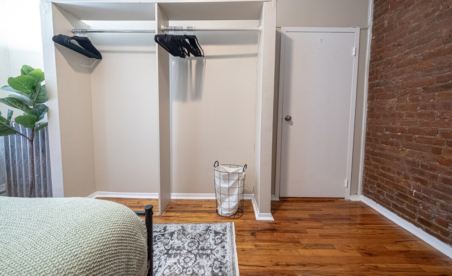 Building Photo - 142 Riverside Dr