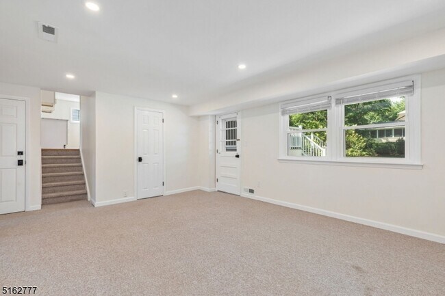 Building Photo - 27 Glenbrook Rd