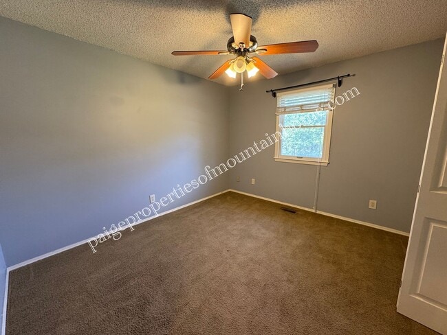 Building Photo - Stylish 3-Bedroom Home with Beautiful Kitc...