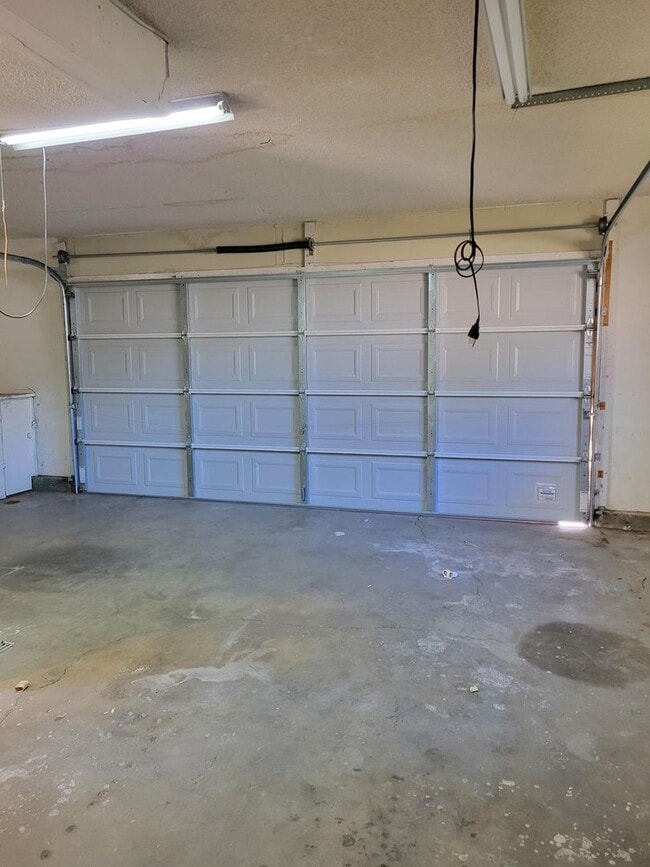 Building Photo - Spacious West Side 4 Bedroom with Large Garage