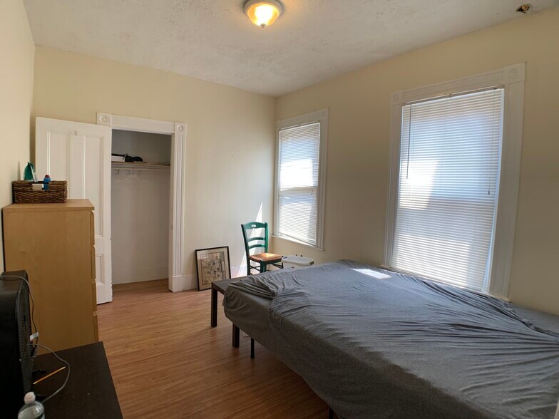 Building Photo - 569 Main St