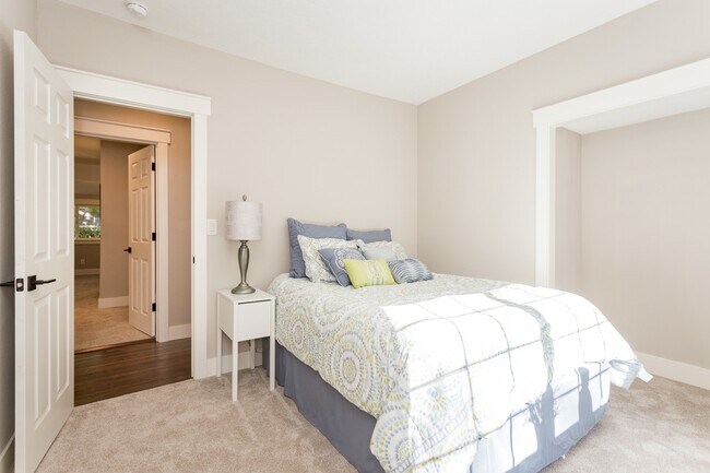 Building Photo - Gorgeous Lake Oswego Remodeled Cottage