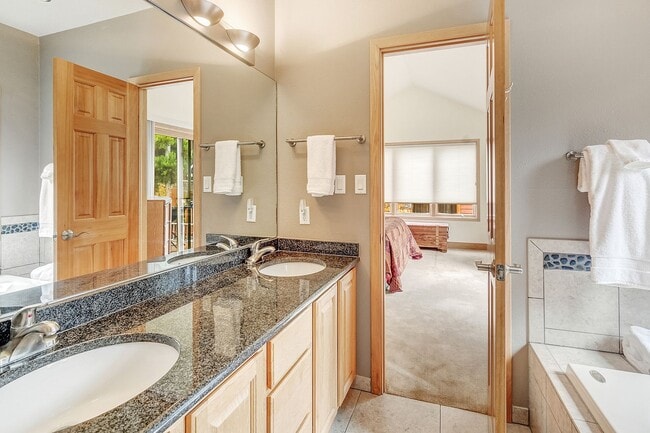 Building Photo - Flexible lease terms! Garage! Beautiful views!