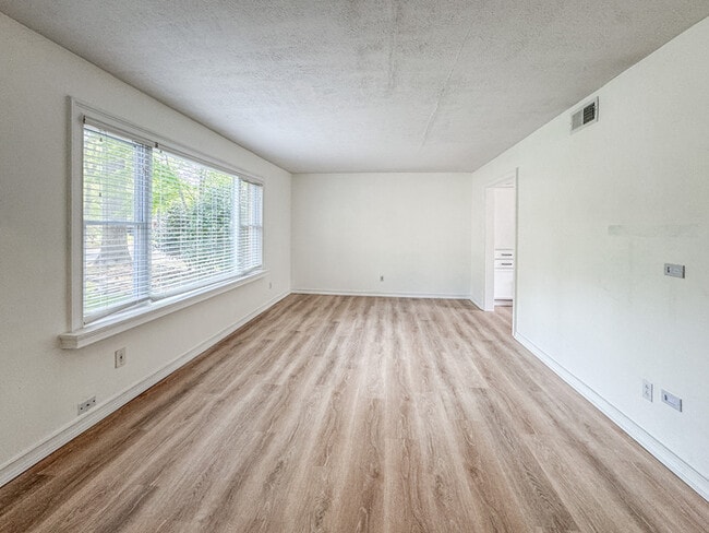 Building Photo - COME MEET YOUR NEW HOME IN KINGS GRANT!