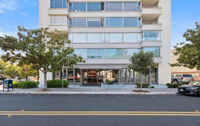 Building Photo - Dana