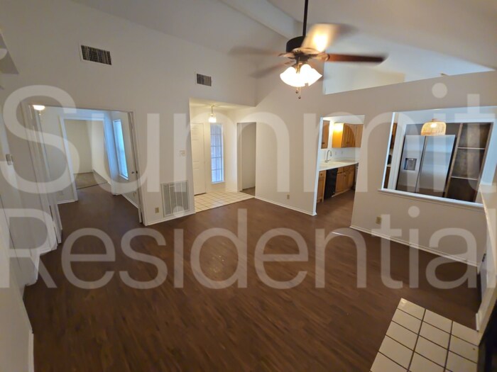 Building Photo - 1607 Parkwood Dr