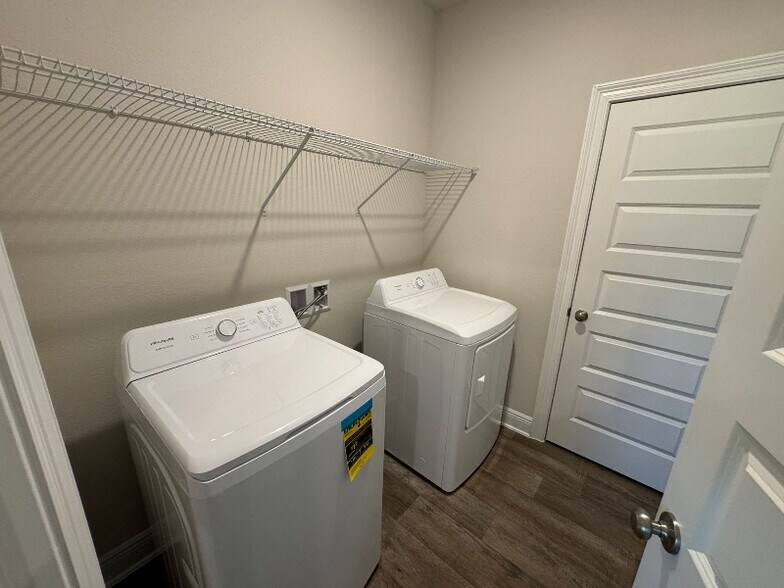 Building Photo - 13600 Shea Cir