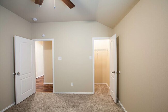 Building Photo - 709 Alder Dr