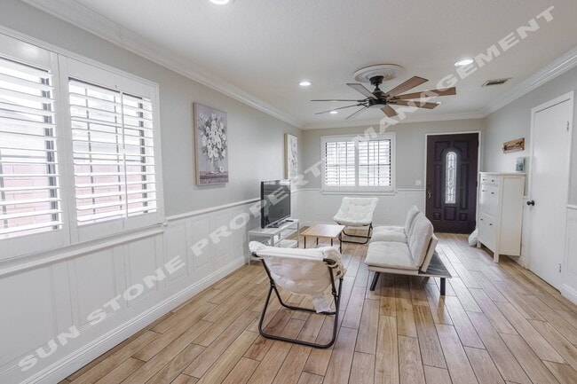 Building Photo - Luxury 4 Bed 3 bath