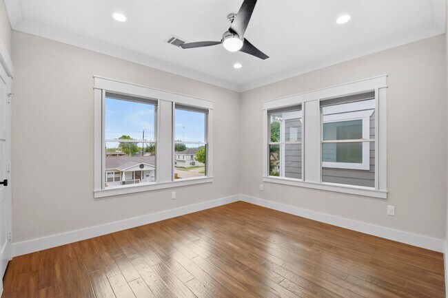 Building Photo - Luxury 3-Bed Home with Solar Panels, Tesla...