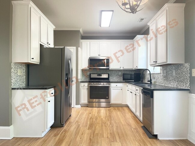 Building Photo - Lovely 4 Bedroom, 2.5 Bath Home w/ 2-Car G...