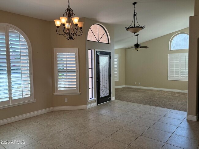 Building Photo - 9411 S Palm Dr