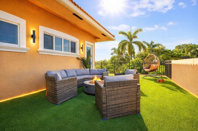 Building Photo - 1705 NE 11th St