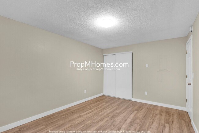 Building Photo - Updated Three Bedroom Duplex in the Heart of Oregon City!