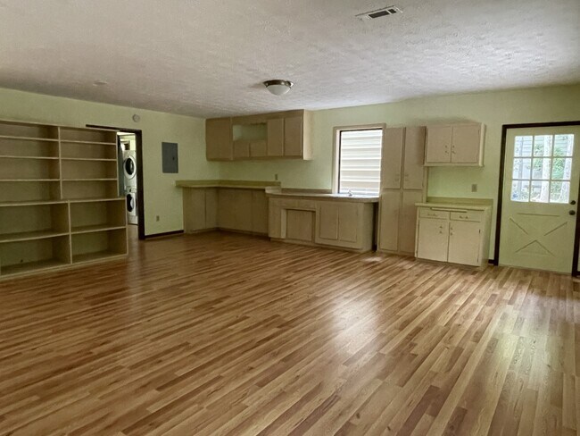 Building Photo - 170 Longview Dr