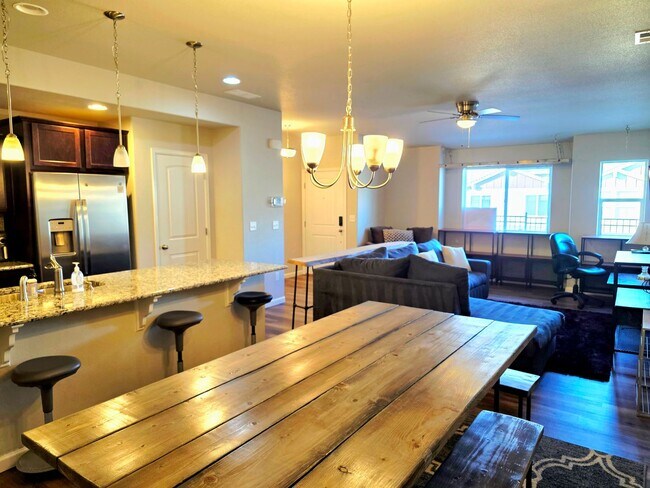 Building Photo - Charming 3 bedroom Townhome