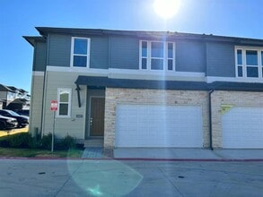 Building Photo - 1015 Vista View Dr