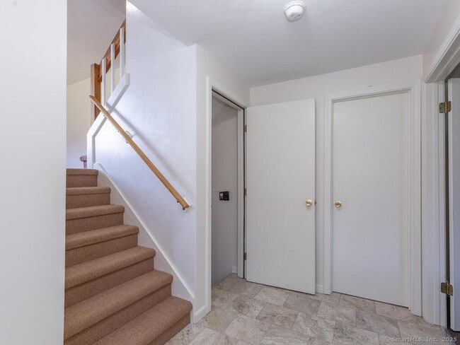 Building Photo - 26 Woodside Dr