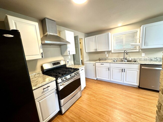 Building Photo - Spacious 4-Bed, 2-Bath Duplex – Utilities ...