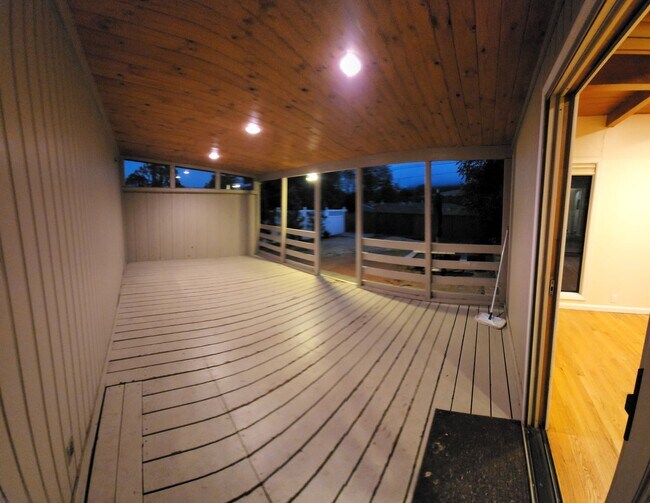 Building Photo - 5 bed 3.5 bath home close to campus!