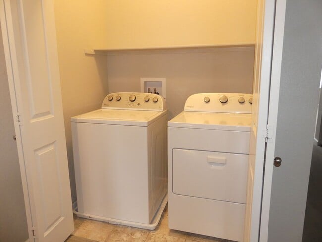 Building Photo - 3 Bedrooms! Close to the Mountains! 2 Car ...
