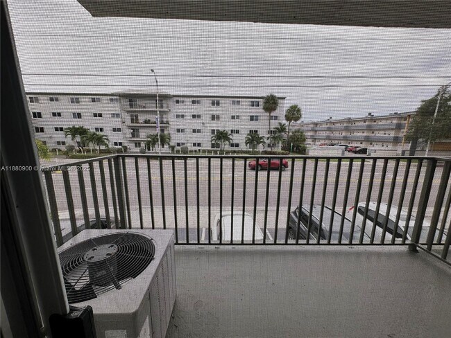 Building Photo - 13285 NE 6th Ave