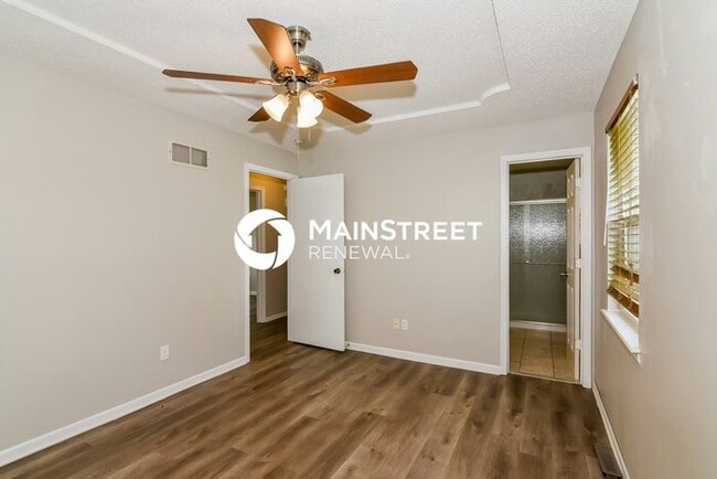 Building Photo - 4 Bedroom Pet-Friendly Home in BELTON, MO with Main Street Renewal