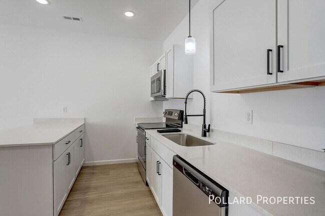 Building Photo - 818 Parkview Dr