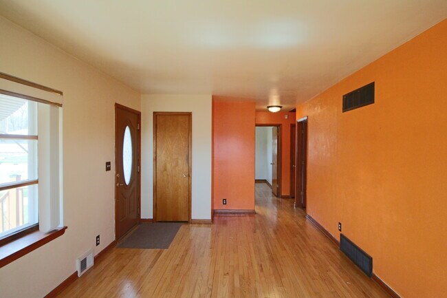 Building Photo - Updated Single Family Home Near Vogel Park...