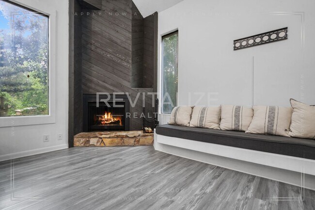 Building Photo - 2739 Knollwood Dr