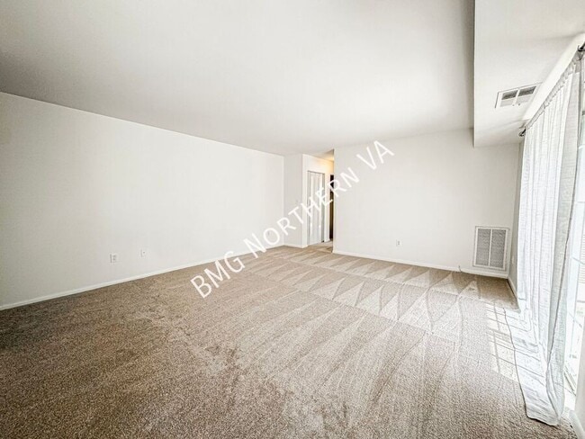 Building Photo - 1523 Colonial Dr