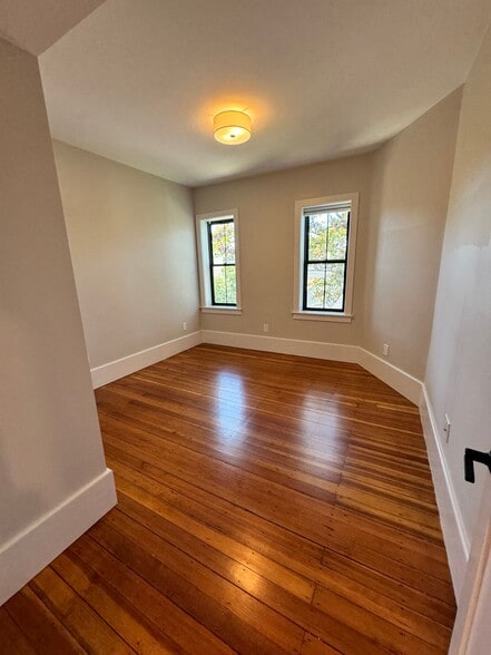 Building Photo - 3 Bartlett-Rent Specials!!