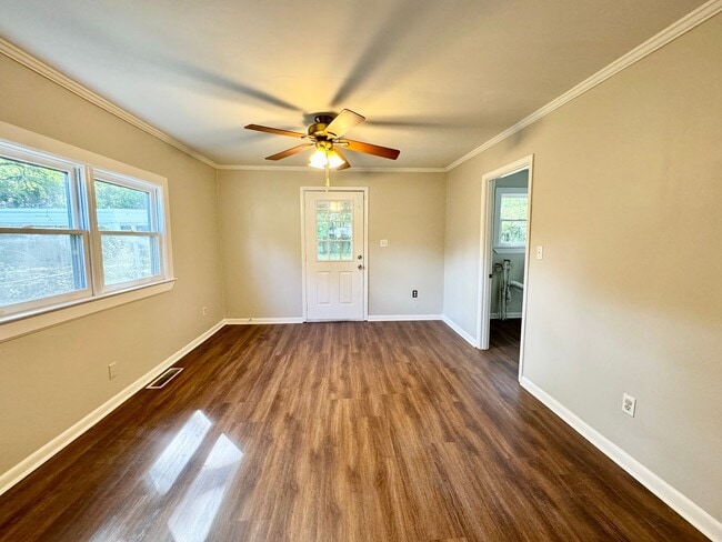 Building Photo - 1319 Laura Ave