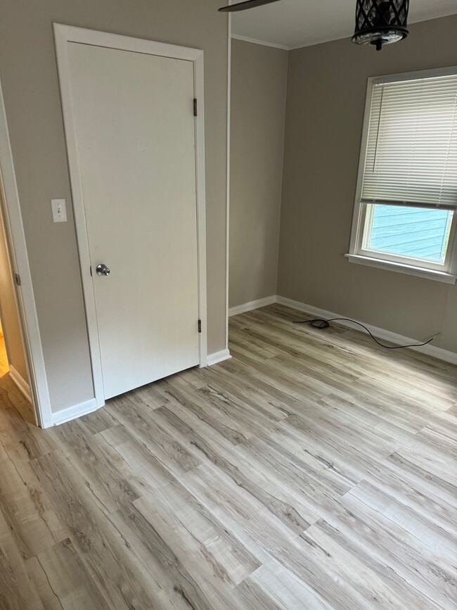 Building Photo - 2 Bedroom 1 Bathroom in Moline! 1/2 off 1s...