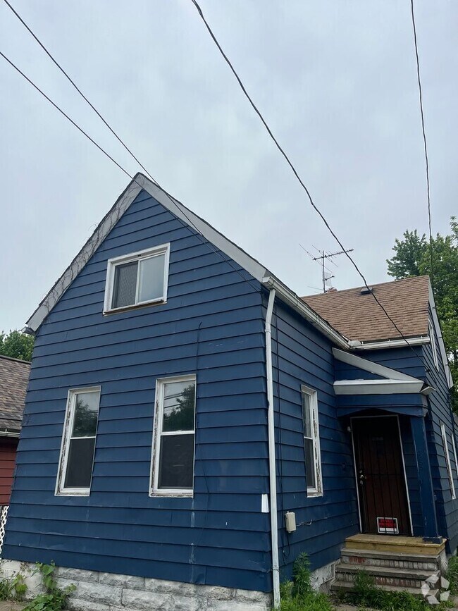 Building Photo - Section 8 Accepted! Spacious Newly Renovat...