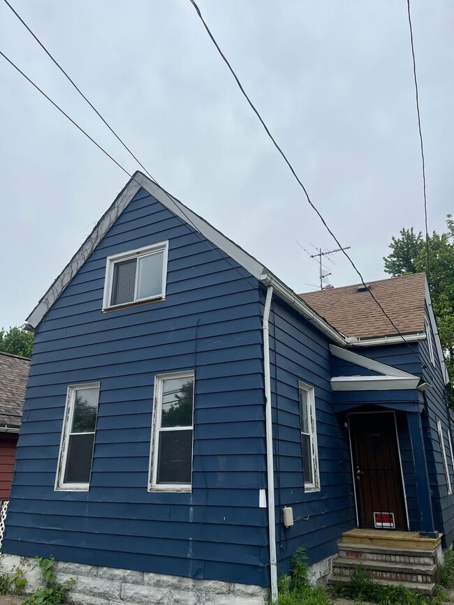 Primary Photo - Section 8 Accepted! Spacious Newly Renovat...
