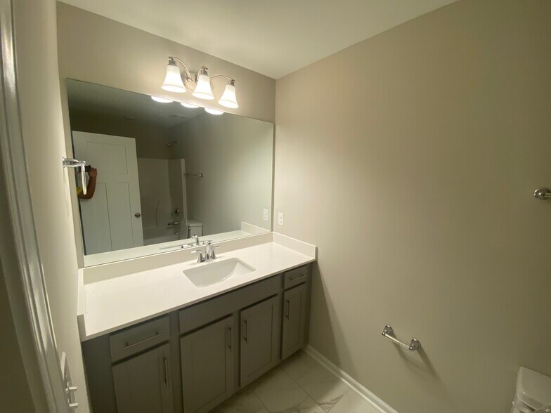 Upstairs Barhroom - 304 Lusterleaf Ln