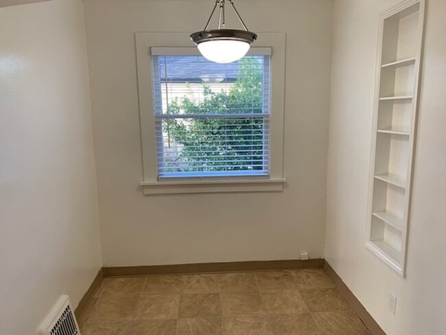 Building Photo - $2,400 - Two Bedrooms, One Full Bath with Bonus Room in Dekum Piedmont Neighborhood