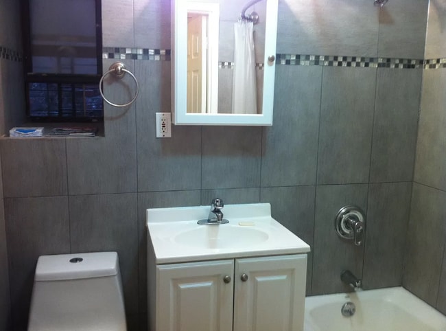 Building Photo - 414 E 10th St